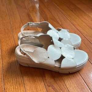 🫒 Wondersfly white patent leather circle disk sandals